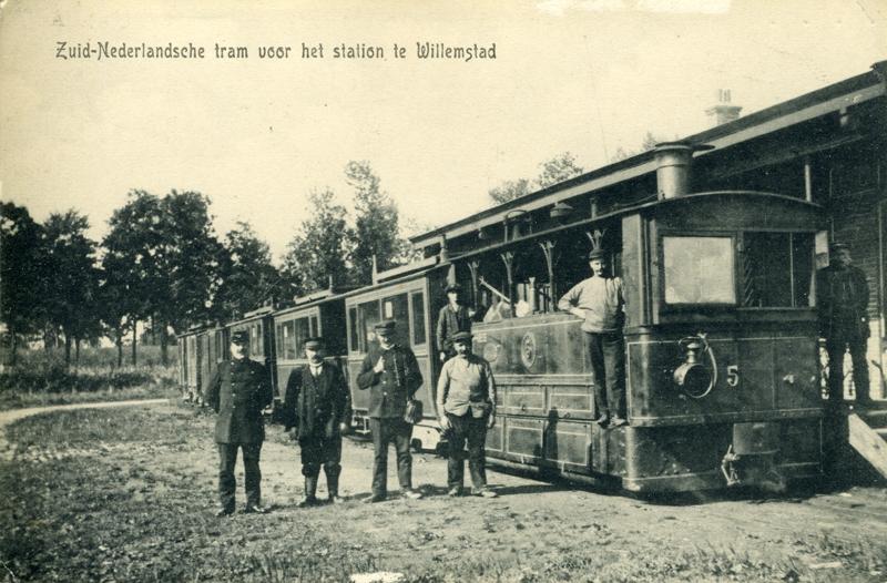 Op deze ansichtkaart uit 1907 zien we een stoomtram van de Zuid-Nederlandsche Stoomtramweg Maatschappij op het station Willemstad.
