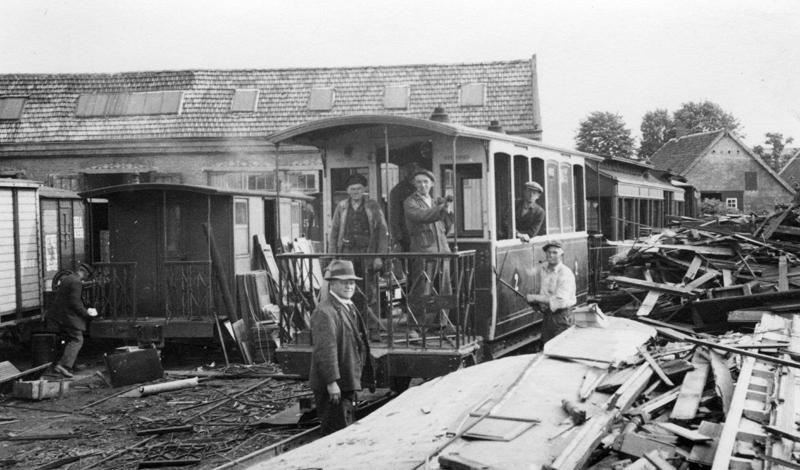 In juni 1935 zijn arbeiders op het station Drunen bezig met de sloop van wagons van de Tramweg-Maatschappij ′De Meijerij′. Dit trambedrijf was - samen met een aantal andere trambedrijven - op 1 juli 1934 opgegaan in de Brabantse Buurtspoorwegen en Autodiensten BBA. Het nieuwe bedrijf verving in een hoog tempo tram- door busdiensten.