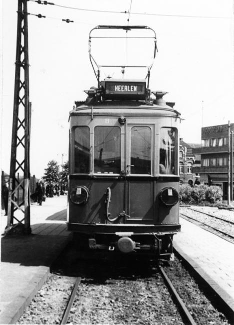 Tot slot op deze fraaie foto van de hand van J. Voerman LTM-motorrijtuig 504 op 9 juni 1941 te Sittard.