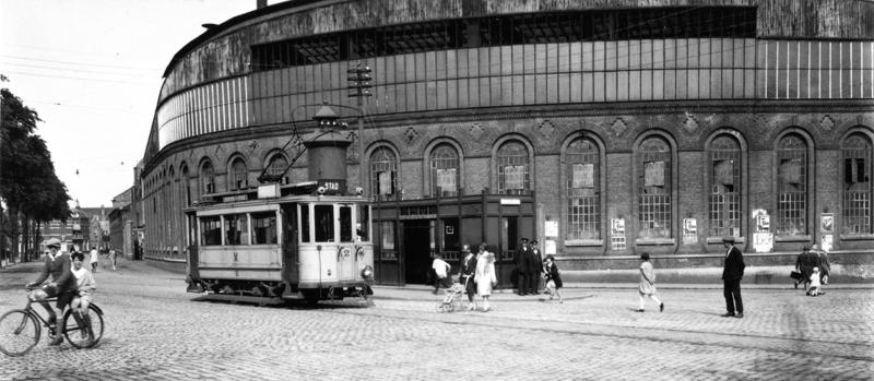 De elektrische tram Vlissingen Middelburg kende naaste de verbinding tussen deze twee steden ook een korte lijn tussen het station en het centrum van Vlissingen. Op het Betje Wolffplein zien we hier motorrijtuig 2. de foto dateert vermoedelijk uit de jaren 1920.