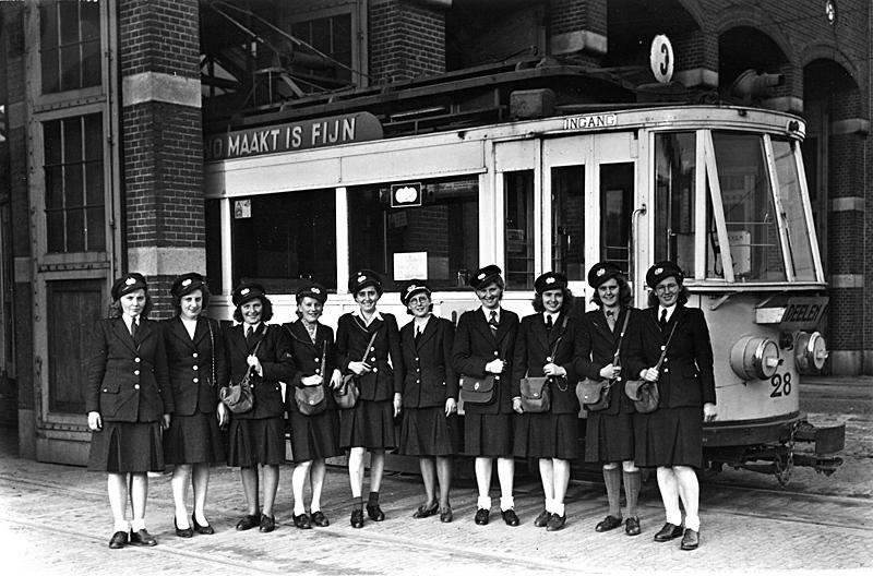 In het oorlogsjaar 1944 poseert een groep conductrices voor GETA motorrijtuig 28. De foto werd gemaakt door D. Renes.