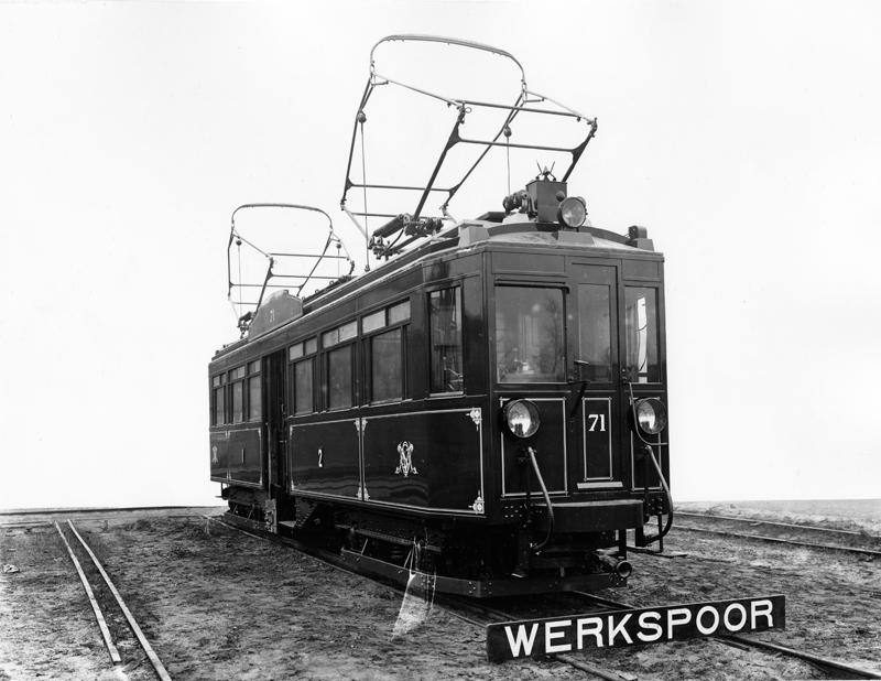Op deze fabrieksfoto uit 1924 van Werkspoor-Zuilen prijkt het spiksplinternieuwe motorrijtuig 71 van de Ooster Stoomtram-Maatschappij, die lijnen exploiteerde in het gebied tussen Utrecht/Amersfoort en Arnhem.