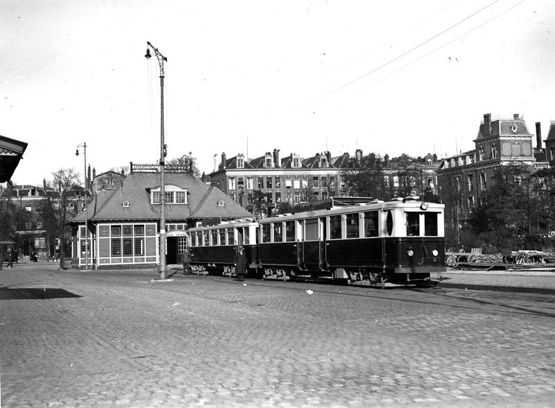 Vertrekpunt van de Gooische aan het station Amsterdam Weesperpoort in 1932. Op de achtergrond zien we de nog steeds herkenbare bebouwing aan de Spinozastraat. Verzameling Ab van Donselaar.