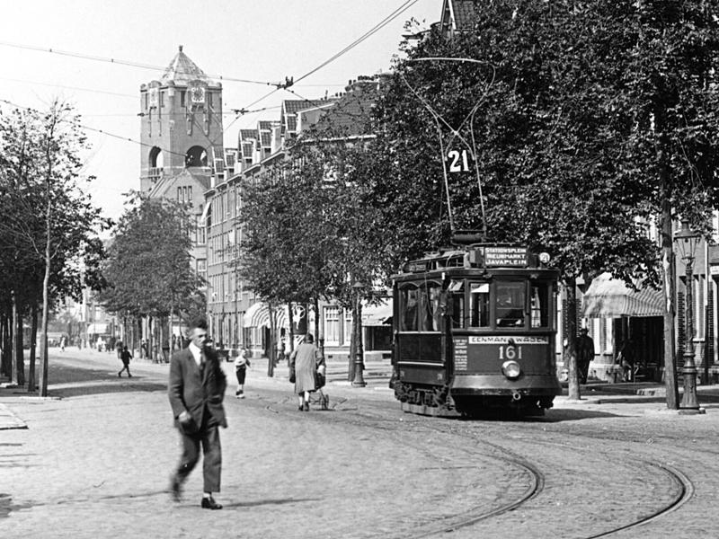 Ook deze opname van de schaars gefotografeerde Amsterdamse tramlijn 21 komt uit de verzameling van Jos. Het is de originele foto van een ansichtkaart, destijds uitgegeven door Arthur Klitsch. Ogenschijnlijk berijdt EMW 161 op het Javaplein "verkeerd spoor", om het in spoortermen te zeggen. Om linksaf te kunnen buigen naar de standplaats in de Molukkenstraat, met het kringspoor Madurastraat, moest hij heel kort via een overloopwissel het spoor van de tegenrichting gebruiken. Vanaf 1932 zou nummer 161 niet langer als zelfstandige tram dienst doen, maar onderdeel uitmaken van de eerste harmonicatram in de hoofdstad (161/162), zoals deze vroege voorloper van de gelede tram van 1957 destijds heette.