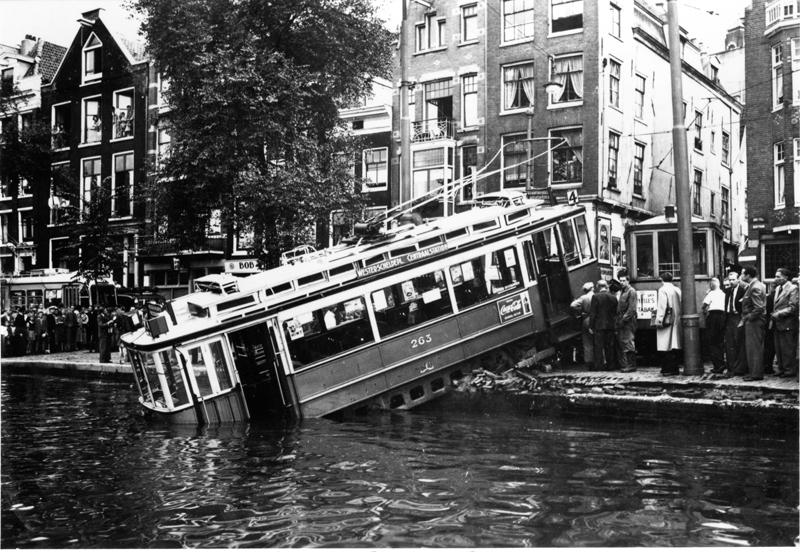 Een van de meest spectaculaire tramongevallen vond plaats op 6 september 1950, toen de 263 van lijn 4, met bijwagen 750, komende uit de Utrechtsestraat, langs het Rembrandtsplein de Bakkerstraat inreed. Tot zijn schrik bemerkte bestuurder Leo van der Maesen dat de elektrische rem niet werkte. Als een razende heeft hij door luid bellen geprobeerd het verkeer op de Amstel te waarschuwen en met een te hoge snelheid reed hij de scherpe boog naar links in, ontspoorde en kwam in de natte Amstel terecht. Daarbij duwde hij een geparkeerde auto voor zich uit, de Amstel in, om daar vervolgens bovenop te gaan staan. Hierdoor werd voorkomen dat de 263 verder in het water terecht kwam en misschien wel kopje onder was gegaan. Bestuurder en enkele passagiers op het voorbalkon hielden aan het voorval slechts een paar natte voeten over.De eigenaar van de auto bleek merkwaardig genoeg de sloper te zijn van de in die dagen afgevoerde Unionwagens. Was hier sprake van een postume wraak van de 263 op het lot van zijn oudere collega´s? Om de wagen weer helemaal op het droge te krijgen had tramdirecteur Hofman inmiddels al een drijvende bok besteld, maar de vakmensen uit de remise Lekstraat zagen kans om de tram met de grote kraanwagen -de legendarische Mack- weer aan wal te krijgen. De drijvende bok kon weer worden afbesteld. Nummer 263 heeft het er ondanks alle opwinding goed van af gebracht, werd nog verbouwd tot éénrichtingswagen en heeft nog, laatstelijk onder het nummer 1263, tot in 1959 dienst gedaan.
