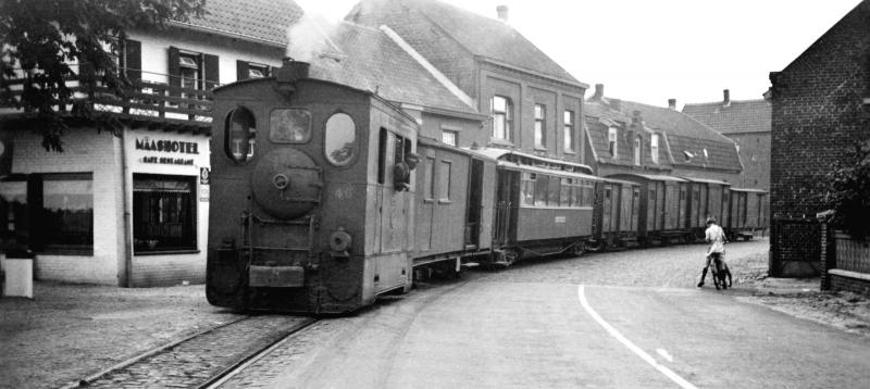 10 MBS 46 met een gemengde trein in Arcen, 18 juli 1941. (verz. NVBS)