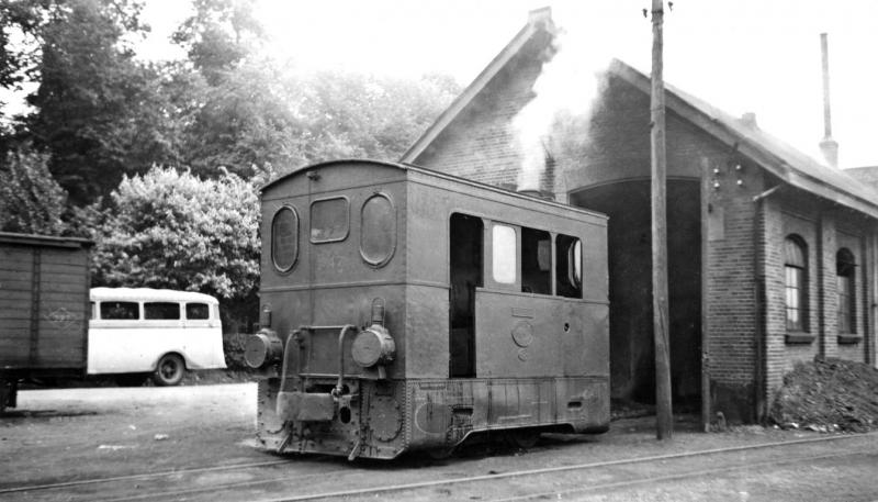 11 MBS 47 voor het remisegebouw in Venlo, 27 juli 1941. (verz. NVBS)
