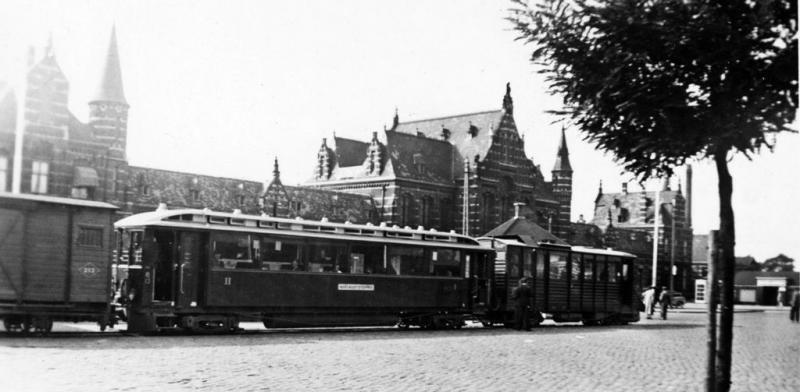 03 Dieseltreinstel DIII (EL104 + AB13) met goederenwagen 212 op het stationsplein te Nijmegen, circa 1938. (verz. Van Donselaar)