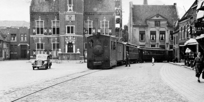 07 MBS46 met post-/bagagewagen, twee rijtuigen en minstens een goederenwagen op de Markt in Gennep, 18 juli 1941. (verz. NVBS)