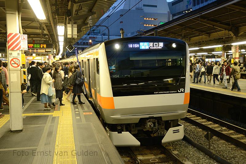 De reeks E233 is sinds 2006 in dienst bij JR East in Tokio. De stellen zijn gebouwd in een samenwerkingsverband van JR East, Kawasaki Heavy Industries, Tokyu Car Corporation en J-TREC. Met in totaal 2.438 exemplaren (stand: 1 April 2013) is zij een van de meest voorkomende reeksen rond Tokio.Het station Shinjuku, waar de trein op 14 april 2013 hier stopt, is tevens het druktste station ter wereld met 3,64 miljoen reizigers per dag.