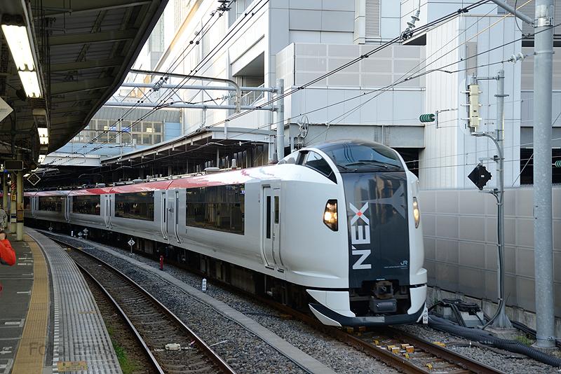 De Narita Express verbindt elk half uur de luchthaven Narita bij Tokio met onder andere Tokio, Yokohama en Ofuna. Het type dat vanaf 1 juli 2010 ingezet wordt, is de E259 van JR East. De bovenleidingsspanning is hier 1500V op het 1067 mm net.Hier vertrekt een trein vanuit Shinagawa richting Yokohama.