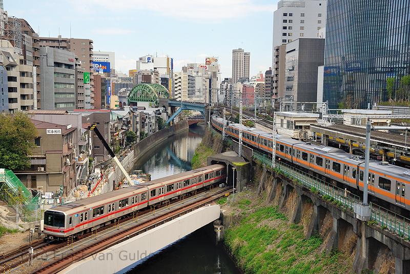 De metro vormt het belangrijkste onderdeel van het openbaar vervoer in Tokio. Naast, dat de metro de drukste ter wereld is, is het tevens de meest uitgebreide ter wereld met 13 lijnen en met gemiddeld dagelijks ongeveer 8 miljoen mensen gebruikers.Het metrosysteem wordt geëxploiteerd door twee onafhankelijke maatschappijen: Tokyo Metro en de Toei Metro. Van de eerstgenoemde metro zien we bij het Ochanomizu station een exemplaar tussen twee tunnels. De lijnen bovenlangs zijn van de JR East.)