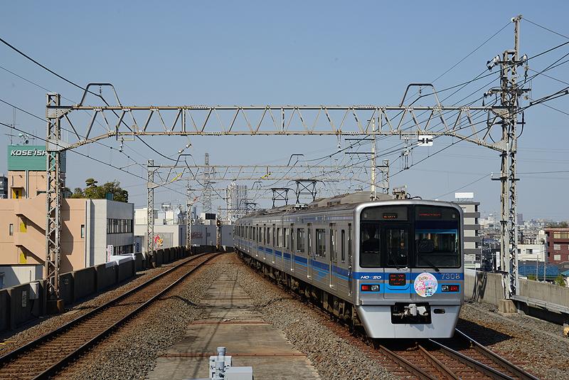 Ruimtegebrek is een veel voorkomend probleem in Tokio. Hier zien we een Keisei Electric Railway series 7300 het station Aoto verlaten. Het bovenste niveau is voor treinen richting de buitenwijken.