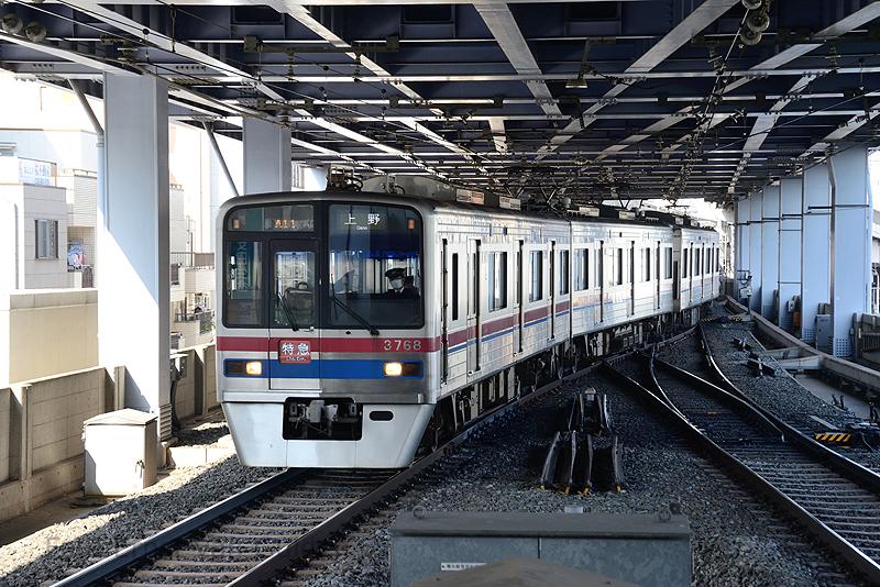 ... het onderste niveau voor treinen richting het centrum van Tokio is. Hier zien we een 3700 series richting Ueno.
