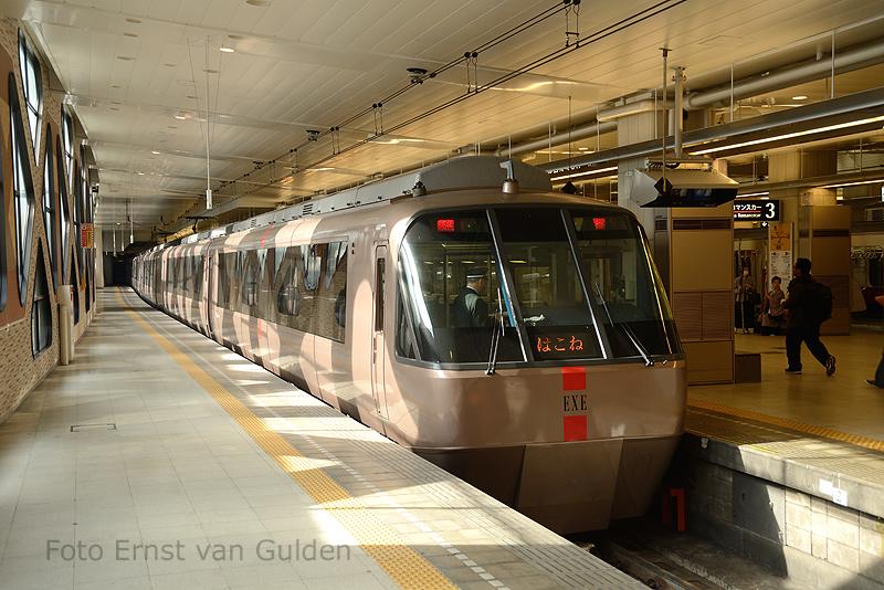 Veel stations zijn ondergronds. Hier zien we een series 30000 (EXE) Limited Extress van de Odakyu Electric Railway. Deze lijn verbindt Tokio met Katase-Enoshima aan de Sagami Bay.