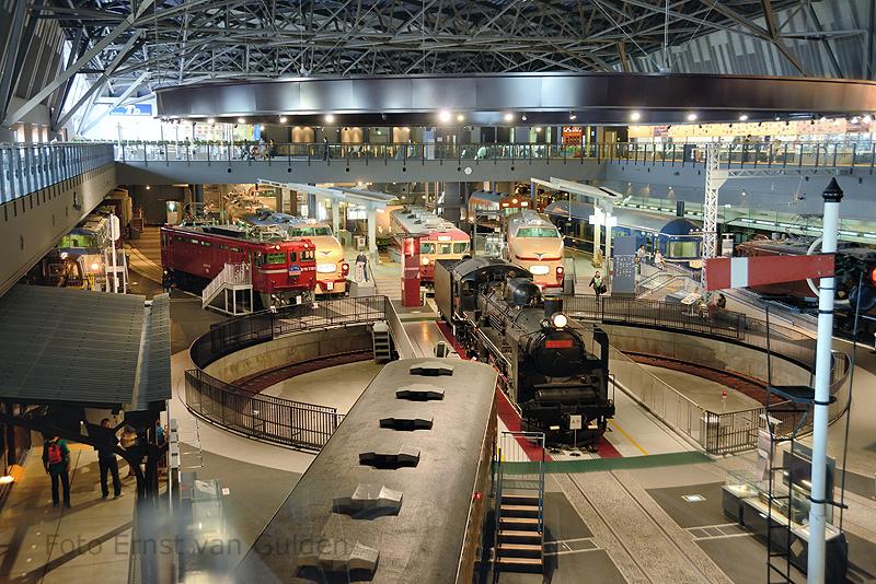 Het spoorwegmuseum in Saitama, ten noorden van Tokio, is zeker de moeite van een bezoek waard door zijn uitgebreide collectie. In de grote hal staan diverse museumstukken opgesteld.