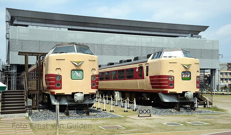 Op het buitenterrein van het spoorwegmuseum staan nog 2 stuurstandrijtuigen als "Lunch train" opgesteld.