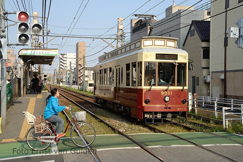 In het Noorden van de stad exploiteert de Tokyo Metropolitan Bureau of Transportation (TOEI) de Toden-Arakawa tramlijn. Deze lijn is 12,2 kilometer lang en verbindt Waseda met Minowabashi. De spoorbreedte van deze lijn is bijzonder te noemen: 1372 mm (4 ft 6 in). In totaal zijn er 5 tramseries in dienst, waarvan de 2 wagens uit de serie 9000 (bouwjaar 2007) de meest in het oog springende is. Hier vetrekt één van de beide 9000-wagens van de halte Arakawa-Yûenchimae richting Waseda.