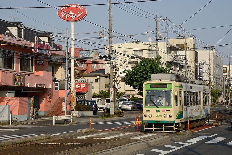 Alom vertegenwoordigd is de serie 7000. Hier rijdt een tram richting Waseda bij de halte Machiya-Nichôme.
