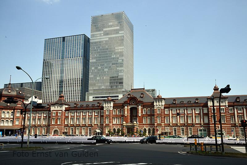 Tussen alle hoogbouw valt het hoofdstation van Tokio bijna niet op.Dit station werd geopend in 1914 en ontworpen door de architect Tatsuno Kingo ter herinnering aan de overwinning van Japan in de Russisch-Japanse oorlog. Geluiden gaan, dat het ontwerp gebaseerd is op het Amsterdamse Centraal Station. Het station werd in de Tweede Wereldoorlog zwaar gebombardeerd en deze gevel, aan de Marunouchi-kant, werd opnieuw opgebouwd.