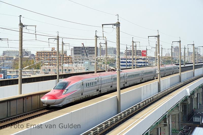 De nieuwste Shinkansen is de E-6 series, welke vanaf maart 2013 in dienst kwam. Momenteel (juni 2013) worden er maar 6 slagen met dit stel gereden. Op de foto zien we een stel het spoorwegmuseum passeren op weg naar Tokio.