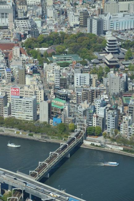 Gezien vanaf het observation deck in de skytree passeert Tobu commuter train (series 30000) de rivier Sumida. Na ongeveer 200 meter bereikt de trein haar eindhalte: het station Asakusa.