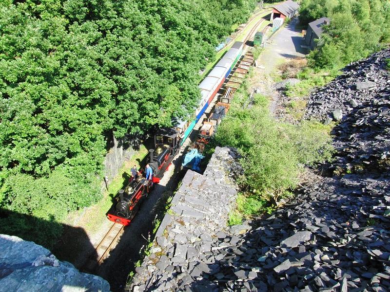 De 600mm Llanberis Lake Railway loopt 2,5 mijl langs Lake Padarn. Wij waren er tijdens een Steam Gala met gastlocs en dubbeltractie. Een aantal van de vroeger in de leisteenmijnen gebruikte (Hunslet) smalspoorstoomlocjes zijn nog bewaard gebleven. Ook dit is één van de Great Little Trains of Wales.