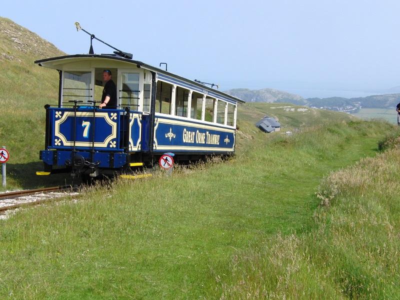 De Great Orme is een 200 meter hoge rots bij Llandudno, aan de noordkust van Wales. Er rijden al 111 jaar trams naar boven. Dankzij het mooie weer en verschillende aanwezige schoolklassen waren er wachtrijen voor de trams, die elke 20 minuten reden.De nu niet meer gebruikte trolleystang was vroeger verbonden met een telefoonlijn voor communicatie met de treindienstleider. De aandrijving van de kabels voor de tractie werd eerst door stoommachines en nu door elektromotoren verzorgd.Deze speciale spoorlijn leerden we kennen tijdens een NVBS-afdelingsavond.