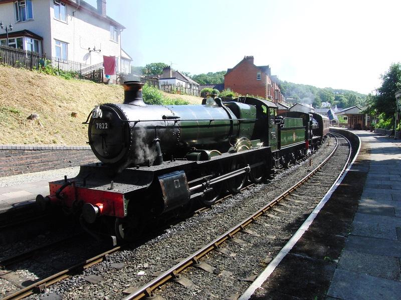 Wales heeft nog een normaalsporige museumlijn: de 7,5 mijl lange Llangollen Railway langs de rivier Dee. Ook hier werd in dubbeltractie gereden. De eerste slag van de dag werd getrokken door GWR 7822 ‘Foxcote Manor' en BR (800(72 tank locomotief, samen een opvallende combinatie.