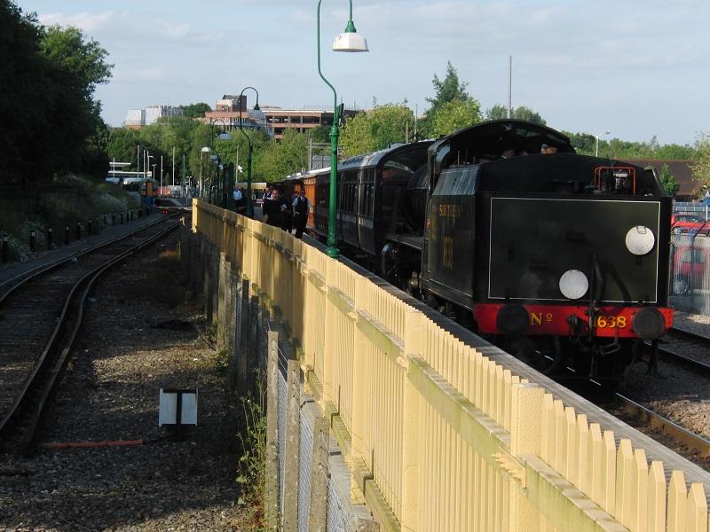 Ook buiten Wales was veel te ontdekken, zoals de Bluebell Extention. Deze zusterspoorlijn van de SHM in Hoorn, sluit na 43 jaar weer aan op de hoofdlijn in East Grinstead. Links op de foto is nog net de trein uit Londen te zien. Voor deze verlenging zijn onder meer miljoenen tonnen vuilnis verwijderd uit een oude uitsnede, waar nu weer een spoor doorheen loopt. De Bluebell Railway trok in de maanden maart t/m mei 2013 al 36% meer reizigers. Zelfs zoveel, dat er extra dieseltreinen rijden. Best bijzonder voor een museumlijn die lang als een echte ‘steam only line' bekend stond.