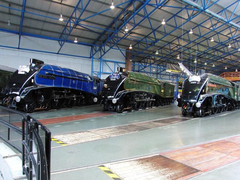Op 3 juli 1938 brak A4 locomotief Mallard het wereldsnelheidsrecord voor stoomlocomotieven met 126 mijl per uur. Ter ere daarvan werd op dezelfde dag 75 jaar later in het National Railway Museum te York de ‘Great Gathering' geopend. Twee weken waren alle zes nog bestaande locs van dit type te zien in de Great Hall. Twee locs zijn zelfs tijdelijk uit Noord-Amerika gerepatrieerd. Van links naar rechts staan op de foto 60007 Sir Nigel Gresley, 60008 Dwight D. Eisenhower en 60009 Union of South Africa. Tijdens een exclusieve ‘photo morning acces' mochten per dag 50 mensen twee uur voor de officiële opening van het museum naar binnen. Zo hadden we een beter overzicht over de opgestelde locs rond de draaischijf. Het hele evenement heeft 140.000 mensen getrokken.