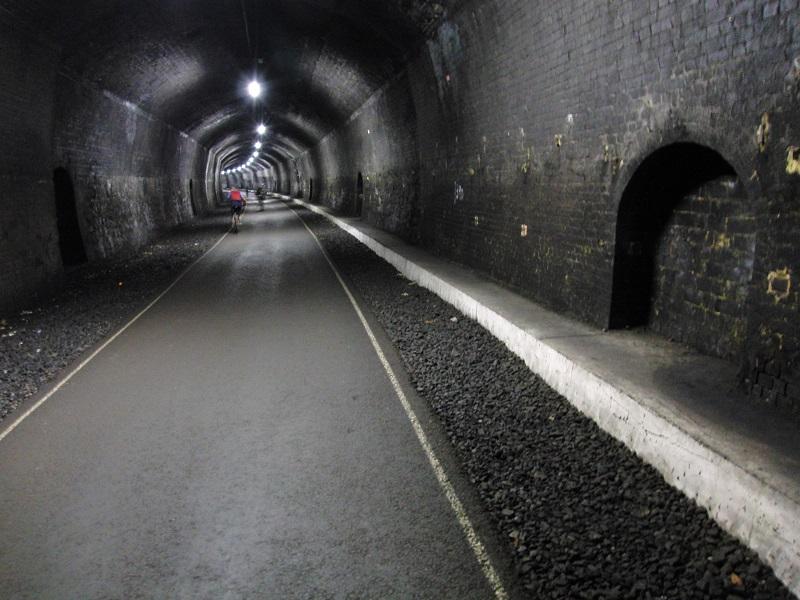Tot slot: tunnelvisie. De Monsal Trail is een 8,5 mijl lange fiets- & wandelroute van Bakewell tot bijna bij Buxton. Het traject was onderdeel van de vroegere hoofdlijn van Derby naar Manchester, geopend in 1863 en 105 jaar later gesloten. Wandelroutes over voormalige spoorlijnen zijn er in de UK heel veel. Bijzonder aan de Monsal Trail zijn de drie rond 500 yard lange tunnels waar je doorheen loopt; in andere ‘railway walks' kan dat niet. Doordat de tunnels in een boog lopen, zie je bij binnengaan nog geen licht aan het einde.