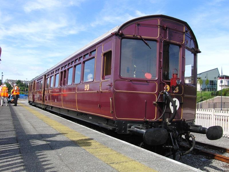 Tijdens het Barry At War Weekend reed bij de Barry Tourist Railway ‘steam railmotor' nummer 93. Dit 105 jaar oude rijtuig met interne stoomketel is sinds twee jaar actief bij diverse museumlijnen. Dergelijke railmotors deden dertig jaar dienst in Engeland en Wales.