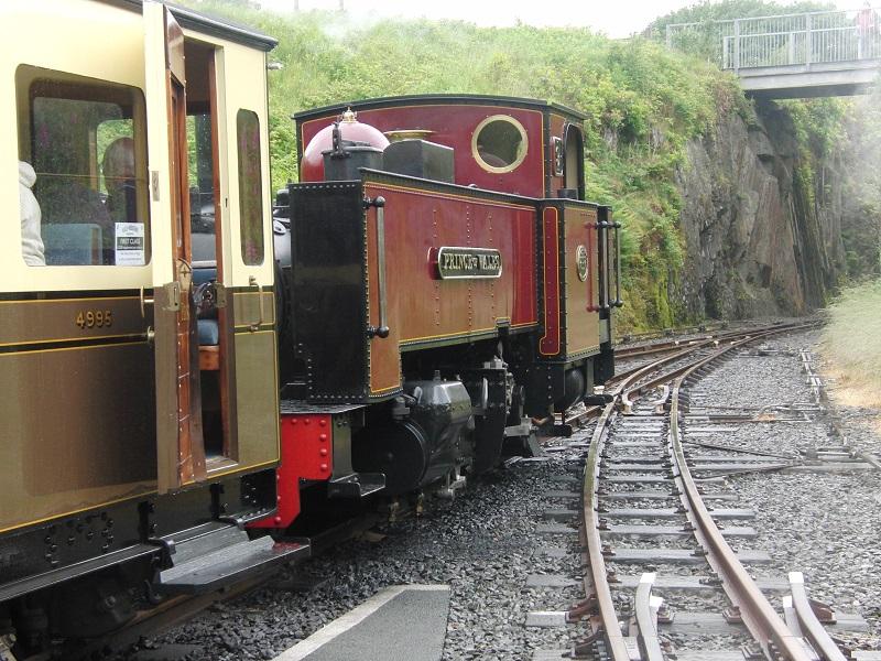 Vlak naast Aberystwyth station vertrekt de Vale of Rheidol Railway naar Devil's Bridge. Bij die duivelse brug en bijbehorende waterval waren de weergoden ons niet gunstig gezind en kwam er heel wat water van boven. Maar dat was één van de weinige buien die we in Wales gehad hebben, in tegenstelling tot de uitdrukking ‘Welsh summer' voor een verregende zomer. Niet alleen Nederlanders hebben het graag over het weer…