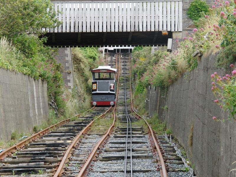 De Aberystwyth Cliff Railway was bij de bouw in 1896 met 237 meter de langste funiculair van de Britse eilanden. Het dalende voertuig trekt het stijgende exemplaar 130 meter omhoog. Hoewel het weer hier niet optimaal, maar wel droog was, hadden we van bovenaf mooi zicht op de baai, pier en kasteelruïne.
