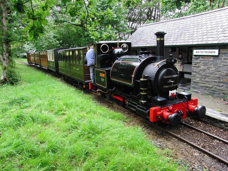 De Talyllyn Railway rijdt op diverse donderdagen in het hoogseizoen met hun Victorian Train. Deze dateert, inclusief locomotief, uit de jaren ‘60… van de 19e eeuw! Onderweg zijn er voor de hobbyisten diverse fotostops, waarbij de trein voorbij rijdt aan de vele camera's. Ook kregen we extra uitleg van een enthousiaste en ervaren medewerker die al decennia lang bij deze lijn actief was.