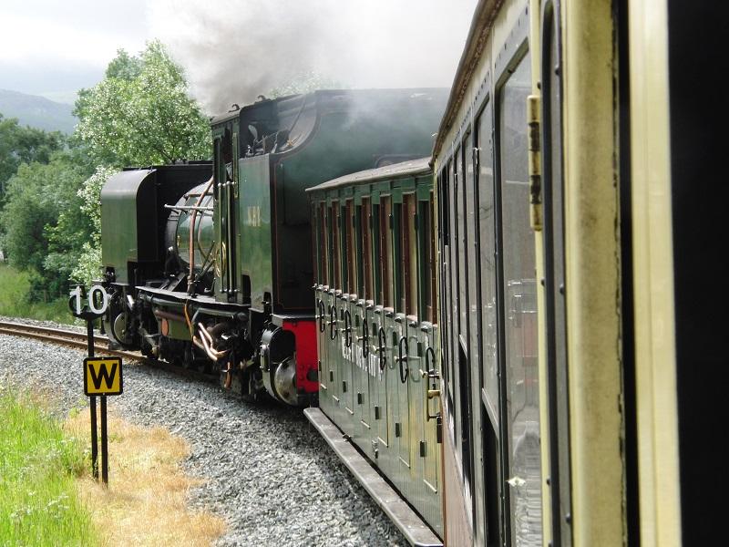 De Welsh Highland Railway is in fasen uitgebouwd en is sinds 2011 maarliefst 25 mijl lang. Vanuit Caernarfon wordt eerst flink geklommen om dwars door het Snowdonia National Park, met zicht op Mount Snowdon 2,5 uur later in Porthmaddog aan te komen. De 41 ton zware en 14,7 meter lange loc 143 trok ons over vele viaducten en door diverse tunnels. Deze oorspronkelijk Zuid-Afrikaanse NG G16 ‘double prairie' 4 cylinder Garrett is een indrukwekkende verschijning.