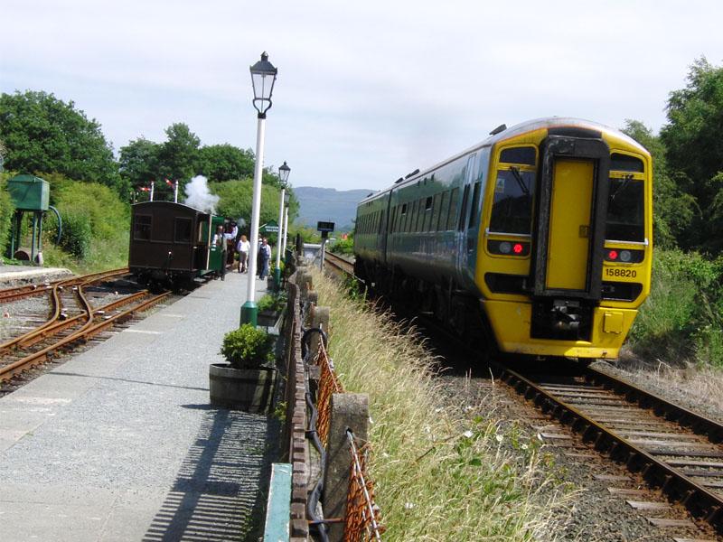 De Welsh Highland Heritage Railway is een één mijl lang lijntje met halverwege een nog smaller spoorlijntje en een mooi museum. Bij beginstation Porthmaddog kwam net een Class 158 van Arriva voorbij.Vervolgens vertrokken we vanuit het Harbour Station met de Ffestiniog Railway. Deze 13,5 mijl lange lijn vertoont een vrijwel constante stijging tot aan eindpunt Blaenau Ffestiniog. Daar is aansluiting op de Conwy Valley Line naar Llandudno. Daarmee is dit de enige spoorverbinding van west- naar noord-Wales.