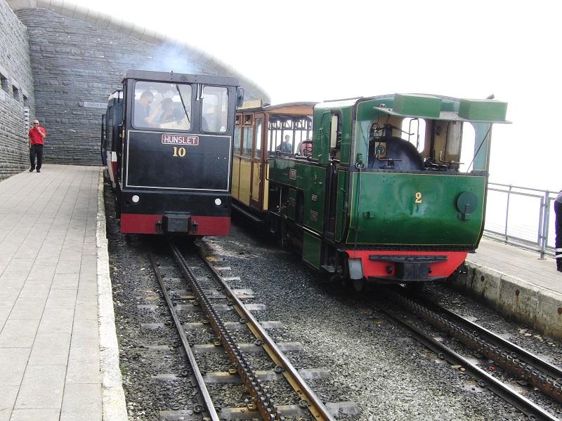 De Snwodon Mountain Railway beklimt met een tandrad de hoogste berg van Wales (1085 meter). Ook dit is één van de vele staaltjes van Victoriaanse ingenieurskunst die nu nog dagelijks dienst doen. De dienst wordt met vier diesels en een stoomtrein uitgevoerd en is bij mooi weer met dito uitzicht erg druk.