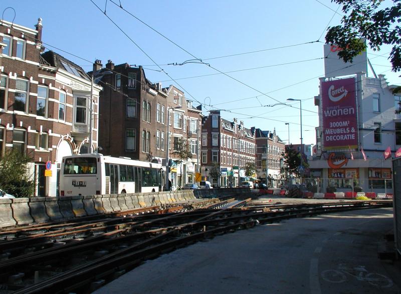 Hier rijdt een pendelbus langs de werken verderop aan de Bergweg.