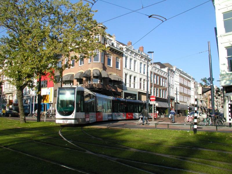 Ook hier weer een bocht die normaal niet bereden wordt. De lijnen 4 en 7 buigen vanaf de Van Oldenbarneveltstraat linksaf de Mauritsweg op; in dit geval lijn 4.