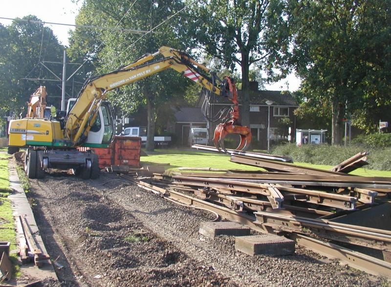 Ook in Zuid wordt gewerkt. Bij de halte Beukendaal wordt het oude spoor verwijderd.