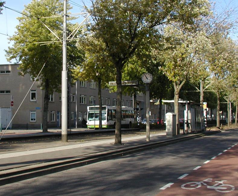 De pendelbus naar ′Groene Tuin′ passeert de halte Beukendaal.