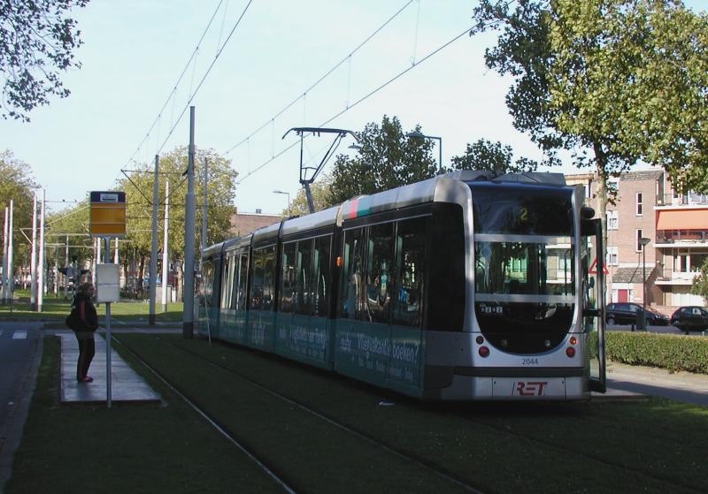 Bij het Afrikaanderplein is een tijdelijke halte voor lijn 2 ingericht. Hier kan worden overgestapt op de pendelbus.
