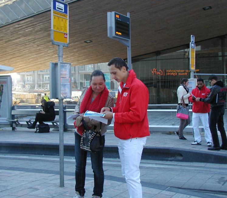 Bij het Centraal Station staat een peloton informanten klaar om de mensen wegwijs te maken. Het plattegrondje is voor veel mensen niet voldoende.Elders in de stad ben ik geen informatie-verschaffers tegengekomen. Daar vallen de reizigers de conducteur van de tram lastig met vragen zodat de trams extra vertraging oplopen.