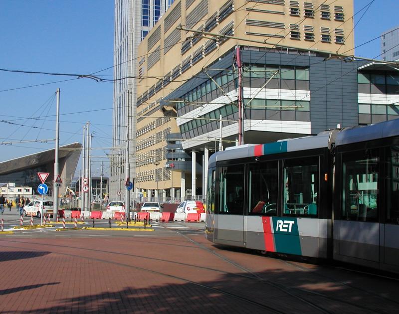 Bij de halte Kruisplein slaan de lijnen 21, 23, en 24 linksaf, terwijl ze normaal vanaf het Centraal Station hiernaartoe komen. In de verte zijn de werkzaamheden te zien.