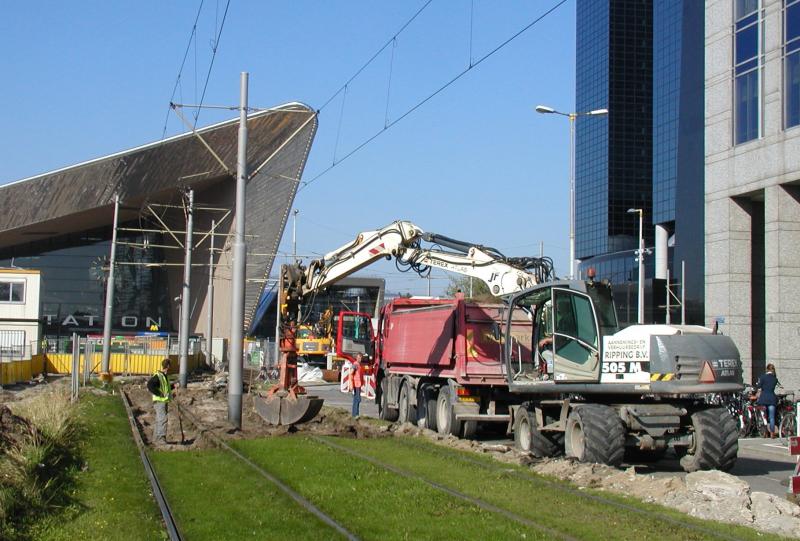Beeld van de werkzaamheden tussen Kruisplein en CS. Het spoor hier is helemaal niet zo oud, maar door alle werkzaamheden in de buurt en het drukke tramverkeer was het danig verzakt.
