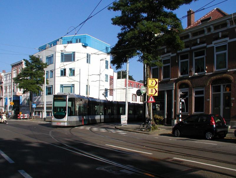 Hier komt lijn 8 uit de Zaagmolenstraat en draait de Bergweg op. Het stuk tussen de halte Benthuizerstraat en de Bergweg wordt normaal niet bereden.