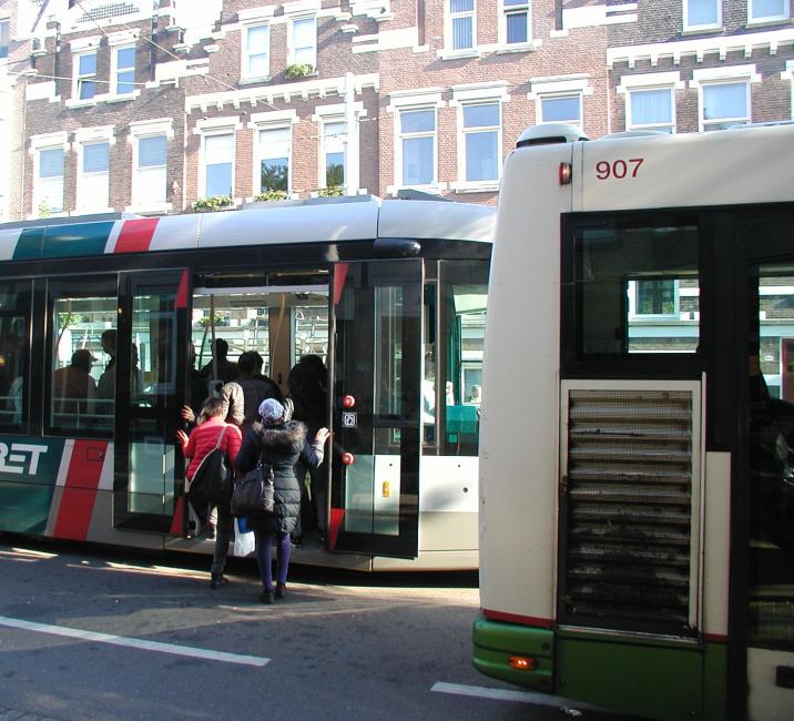 Op de Bergweg bij de halte V.d. Hoonaardstraat moeten de reizigers overstappen op een pendelbus naar Hillegersberg of de Kleiweg en omgekeerd.