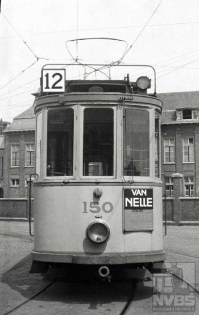 U ziet het goed: lijn 11 slaan we over. Deze lijn ging in 1927 als sneltram op eigen baan -een unicum in Europa destijds- rijden tussen het station Hollands Spoor en Scheveningen Zeerust (bij de haven) als opvolger van de stoomtram van de HSM. Hier kwamen de nieuwe Allan-trams serie 800 in dienst: deze waren al uitgerust met lijn- en richtingfilms zodat er nooit lijnborden met “11” hebben bestaan.Deze foto is geschoten op het terrein van de remise Lijsterbesstraat.